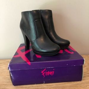 NIB Fioni Nior Naomi Black Ankle Boots Size 8